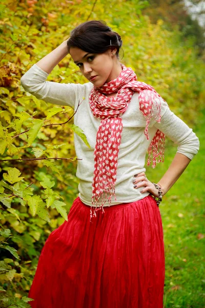Retrato de mujer joven en el parque de otoño . — Foto de Stock