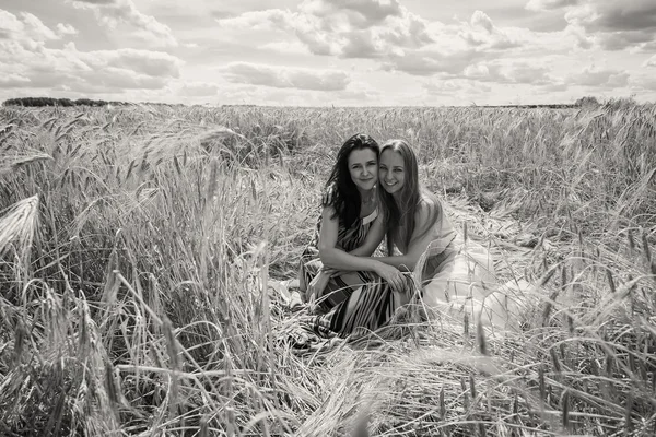 Ragazze in piedi in un campo di grano . — Foto Stock