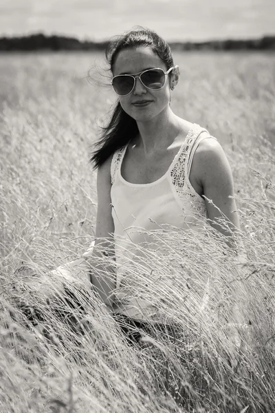 Jeune femme dans le champ d'été — Photo