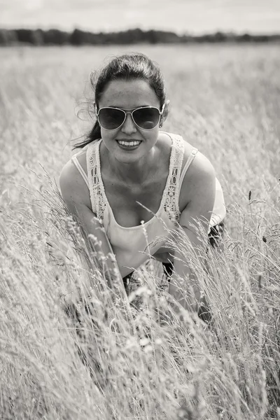 夏の野の若い女性 — ストック写真