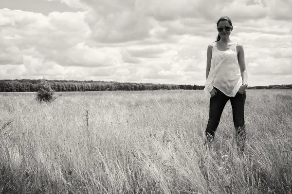 Giovane donna nel campo estivo — Foto Stock