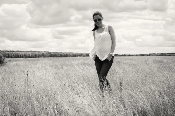 Ung kvinna i fältet sommaren — Stockfoto