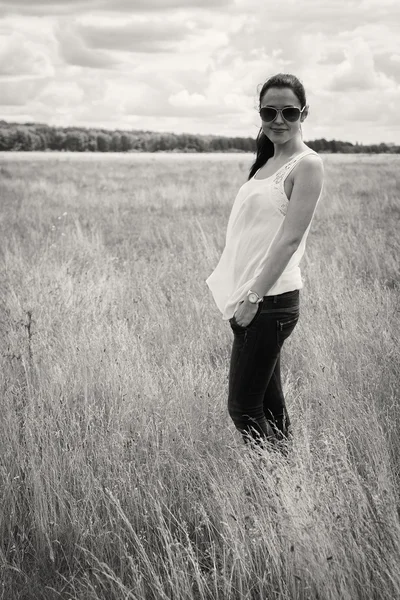 여름 필드에서 젊은 여자 — 스톡 사진
