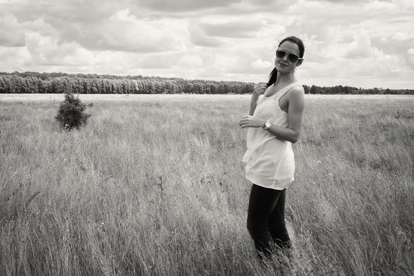 Mujer joven en el campo de verano —  Fotos de Stock