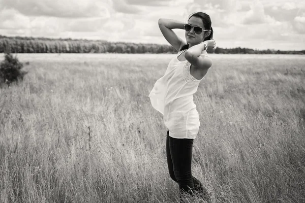 夏の野の若い女性 — ストック写真