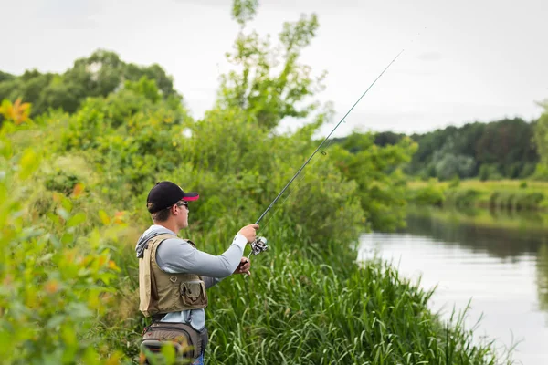 Pescador en la orilla del río — Foto de Stock