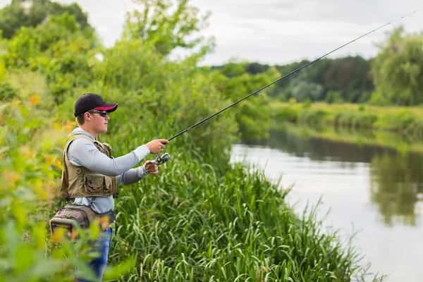 Pescador en la orilla del río —  Fotos de Stock