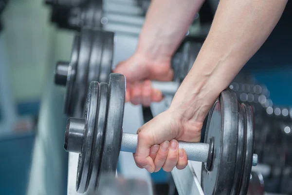 Händer med hantel. — Stockfoto