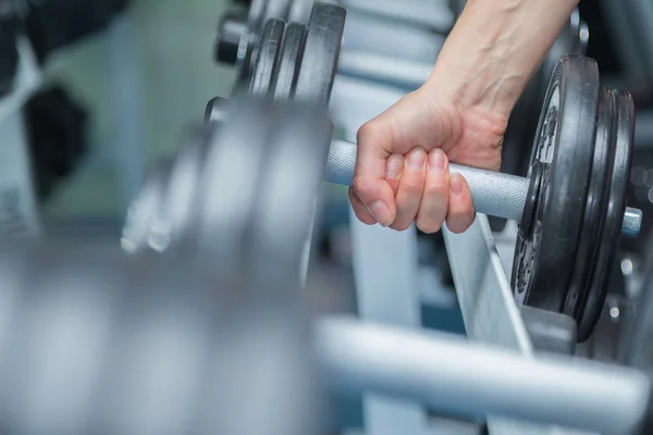 Hand holding dumbbell. — Stock Photo, Image