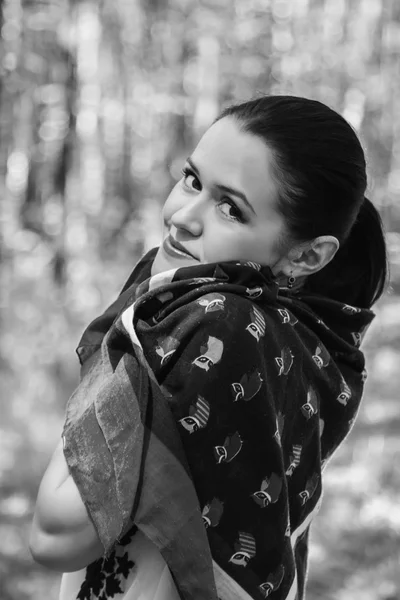 Portret brunetka w lesie. — Zdjęcie stockowe