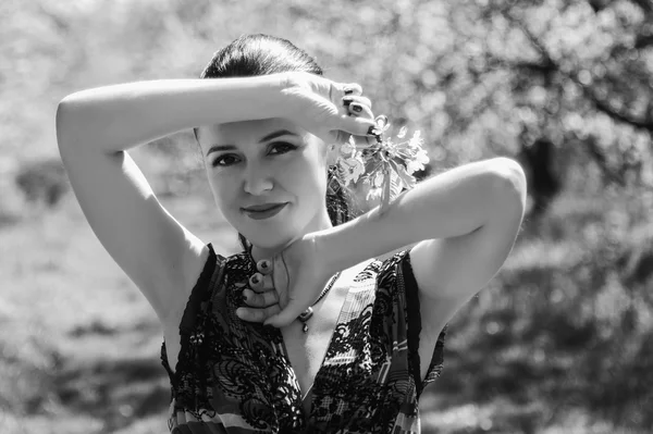 Hermosa mujer al aire libre en primavera —  Fotos de Stock