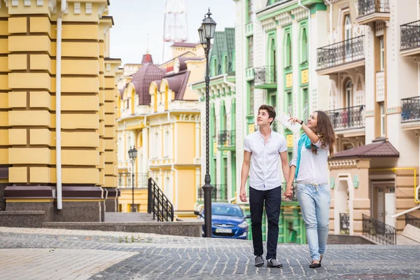 Chica y chico en las calles de las ciudades europeas . —  Fotos de Stock