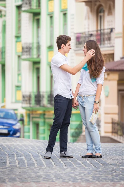 Girl and guy on the streets of European cities. — Stock Photo, Image