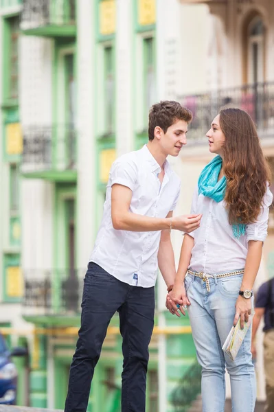 Girl and guy on the streets of European cities. — Stock Photo, Image
