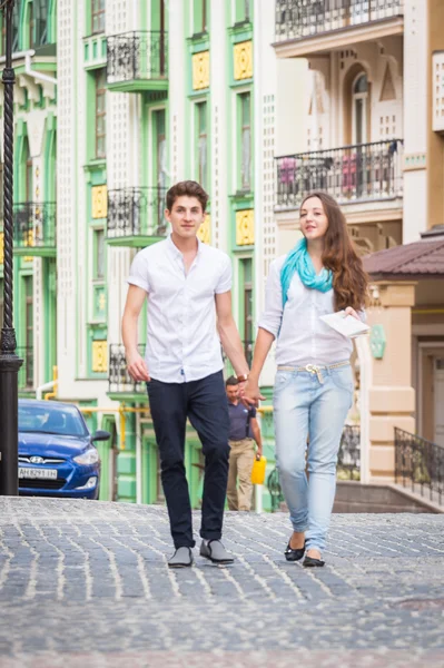 Chica y chico en las calles de las ciudades europeas . — Foto de Stock