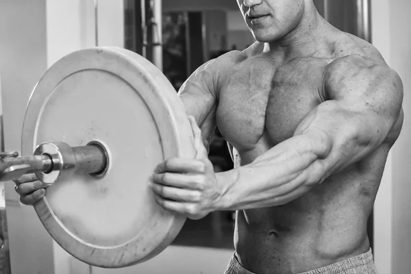 Athlète masculin dans la salle de gym . — Photo