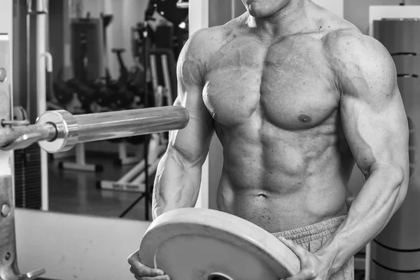 Atleta masculino en el gimnasio . —  Fotos de Stock