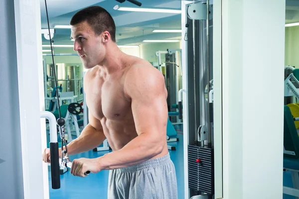 Fit homem exercitando-se no ginásio . — Fotografia de Stock