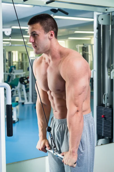 Fitter Mann trainiert im Fitnessstudio. — Stockfoto