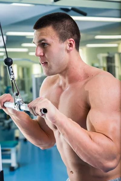 Hombre en forma haciendo ejercicio en el gimnasio . — Foto de Stock