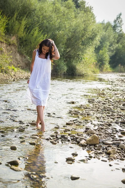 Vrouw lopen op snelle berg rivier — Stockfoto