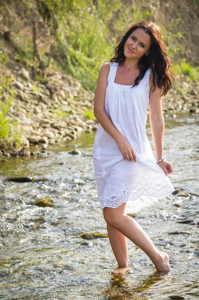 Mujer caminando en el río de montaña rápida —  Fotos de Stock