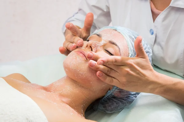 Bella donna con maschera facciale — Foto Stock