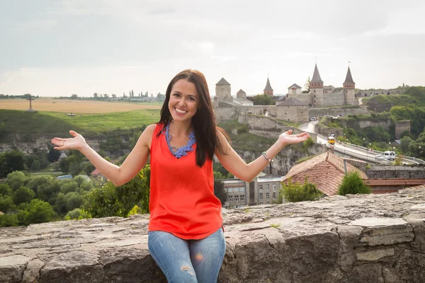 Mädchen vor dem alten Schloss — Stockfoto