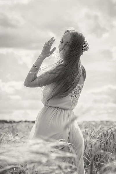 夏の畑で金髪の女性 — ストック写真