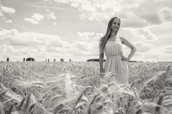 Mulher loira no campo de verão — Fotografia de Stock