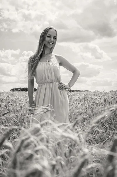 Mulher loira no campo de verão — Fotografia de Stock