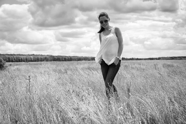 Jonge vrouw op het gebied van de zomer — Stockfoto