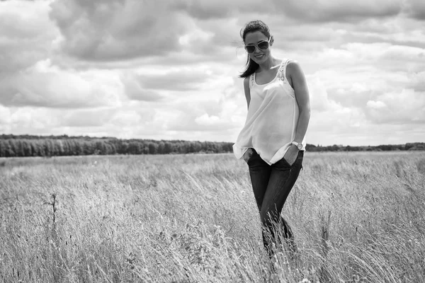 Jeune femme dans le champ d'été — Photo