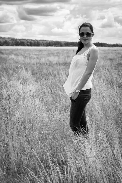 Jeune femme dans le champ d'été — Photo