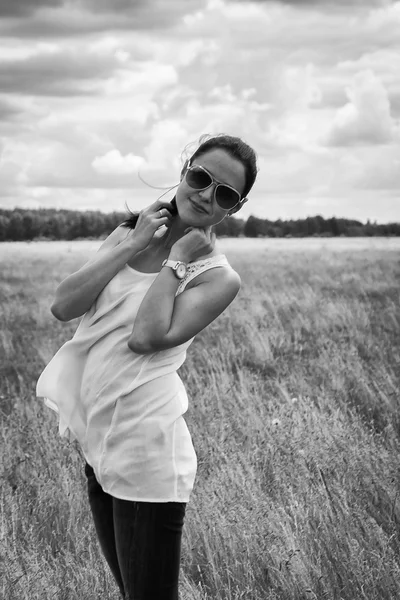 Junge Frau im Sommerfeld — Stockfoto