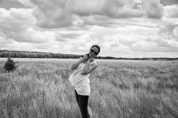 Junge Frau im Sommerfeld — Stockfoto