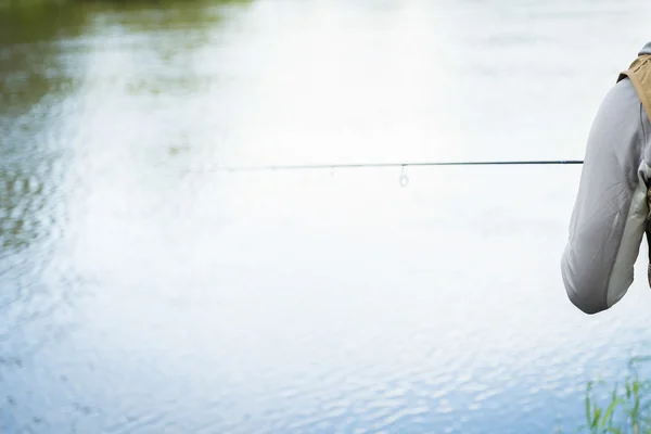 Pescador en la orilla del río — Foto de Stock