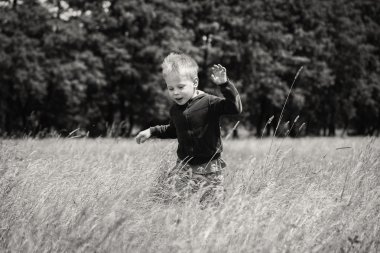 Küçük çocuk bir sahada çalışan