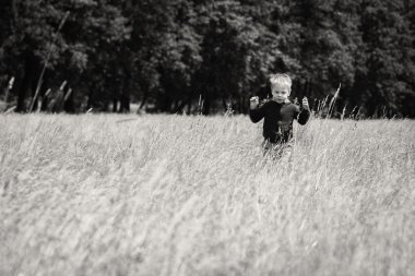 Küçük çocuk bir sahada çalışan