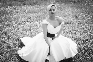 Bahar bahçe beyaz elbiseli sarışın