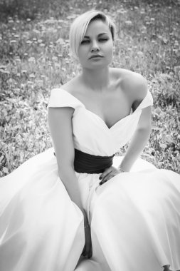 Bahar bahçe beyaz elbiseli sarışın