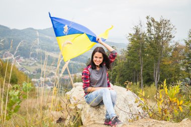 kadın Ukrayna bayrağı ile dağ üst