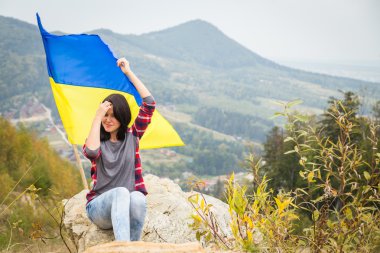 kadın Ukrayna bayrağı ile dağ üst