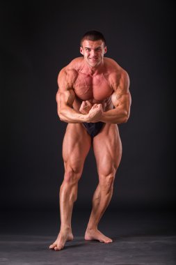 kaslı adam vücut geliştirmeci