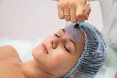 yüz maskesi uygulamak için kadın terapist