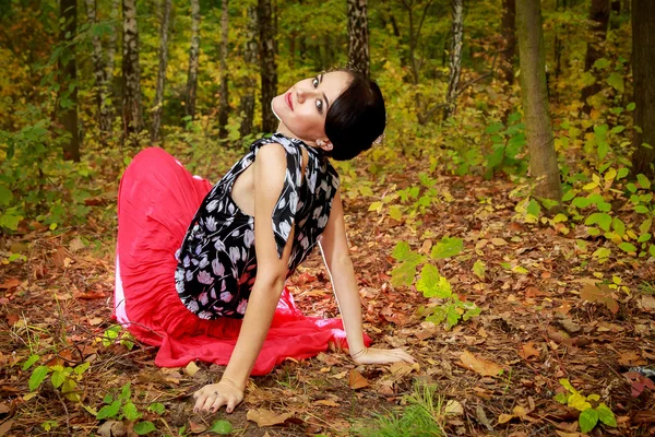 Portrait de jeune femme dans le parc d'automne — Photo