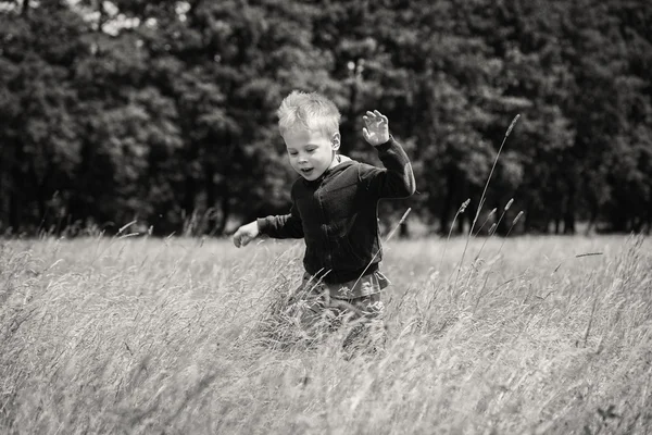 Niño corriendo en un campo — Foto de Stock