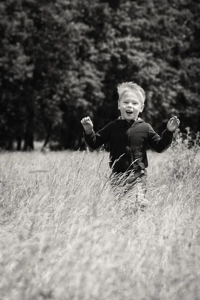 Мальчик бежит по полю — стоковое фото