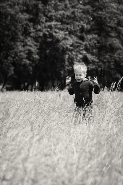 Niño corriendo en un campo — Foto de Stock