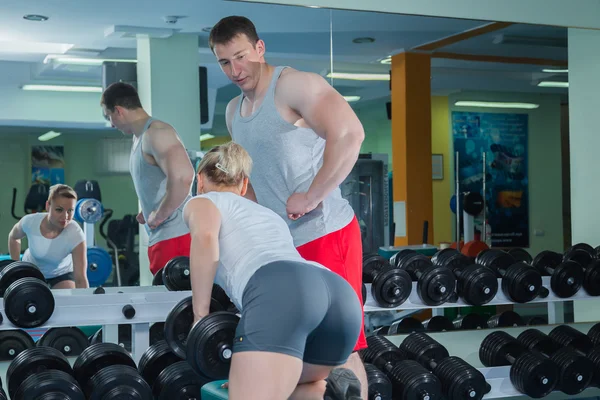Hombre y mujer entrenados en el gimnasio — Foto de Stock